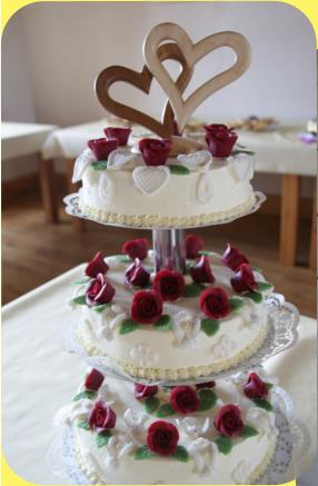 Hochzeitstorte mit dunkelroten Rosen und Herzen/ 3-stckig